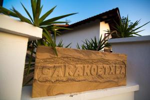 znak z napisem „gardenconservancy” umieszczony przed budynkiem w obiekcie Coin de Charme au Pays Basque w mieście Hasparren