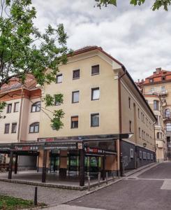 ein Gebäude an der Straßenseite in der Unterkunft Hotel Lent superior in Maribor