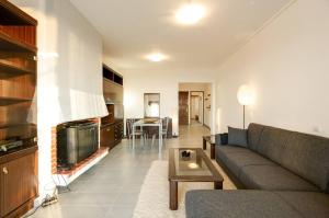 sala de estar con sofá y chimenea en PanOrama View, Nilie Hospitality MGMT en Tesalónica