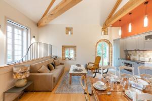 - un salon avec un canapé et une table dans l'établissement Château de Champ-Renard, à Blacé