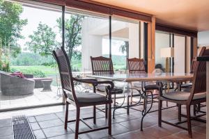 - une salle à manger avec une table et des chaises dans l'établissement Villa DaoL - Villa avec piscine et jacuzzi, à Flassans-sur-Issole