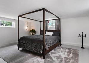 1 dormitorio con cama con dosel en una habitación en Luxurious & Cozy 2 Train Stops to City King Beds en Estocolmo