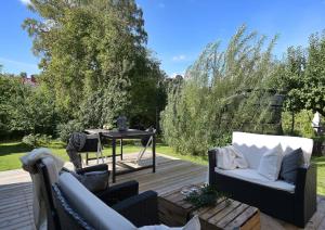 patio z 2 krzesłami i stołem w obiekcie Luxurious & Cozy 2 Train Stops to City King Beds w Sztokholmie