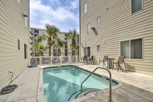 Πισίνα στο ή κοντά στο Walk to Shore Roomy Condo in North Myrtle Beach!