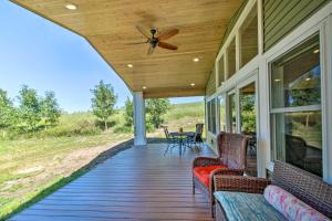 un portico con sedie a dondolo e un ventilatore a soffitto di Lakefront Home with Kayaks By Alexandria and Ski Area! a Brandon