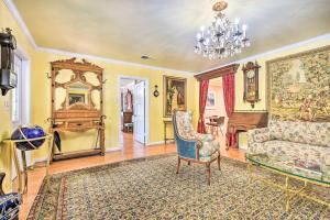 Φωτογραφία από το άλμπουμ του Romantic Pasadena Home with Covered Porch! στην Πασαντίνα