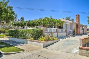 ein Haus mit einem weißen Zaun und einem Hof in der Unterkunft Pasadena Home with Grapevine Covered Porch! in Pasadena