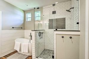 Ένα μπάνιο στο Historic and Fully Renovated Waxahachie Home! +17 φωτογραφίες
