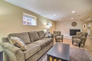 Cozy North Bend Getaway in Walkable Location! في نورث بيند: غرفة معيشة مع أريكة ومدفأة