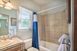 Ένα μπάνιο στο Hot Tub, Patio and Grill Sante Fe Getaway +26 φωτογραφίες