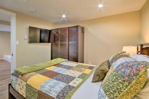 ein Schlafzimmer mit einem Bett mit einer Steppdecke darauf in der Unterkunft Cozy North Bend Getaway in Walkable Location! in North Bend