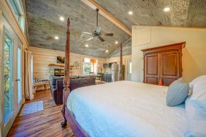 een slaapkamer met een bed en een plafondventilator bij Starlight Haven Hot Springs in Hot Springs