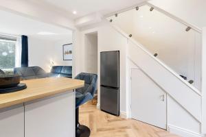 eine Küche und ein Wohnzimmer mit einer Treppe in einem Haus in der Unterkunft River Exe Cottage waterfront in Exeter + 22 Fotos