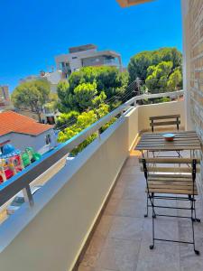balcón con mesa, sillas y vistas en Urban Retreat - Your Ideal Getaway in Limassol en Limassol
