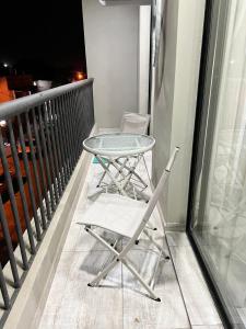 - Balcón con mesa y 2 sillas en Apart Juncal en Corrientes