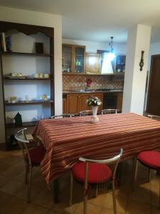 ロッサーノにあるSplendida Taverna In Villaのダイニングルーム(テーブル、椅子付)、キッチン
