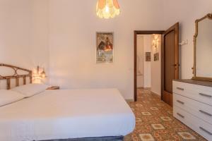 Schlafzimmer mit einem Bett, einer Kommode und einem Spiegel in der Unterkunft Villa Carlotta Vicino Al Mare in Carini