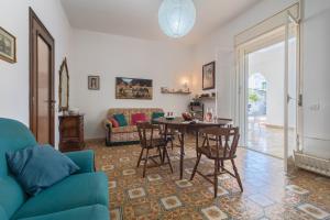 ein Wohnzimmer mit einem blauen Sofa und einem Tisch in der Unterkunft Villa Carlotta Vicino Al Mare in Carini