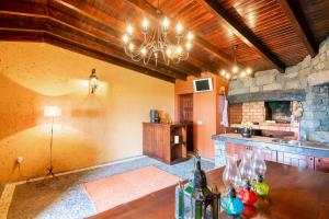 Una sala de estar con una mesa y una chimenea de piedra. en Villa Valeriu, en Santa Cruz 57 fotos más