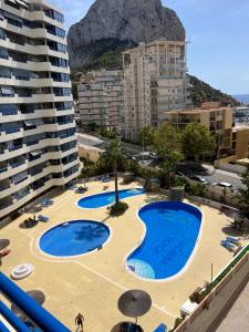 einen Balkon mit Aussicht auf zwei Pools in der Unterkunft Turquesa beach in Calpe