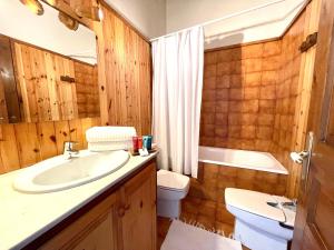 bagno con lavandino e servizi igienici di Rustic Chic de Luxe 2B a El Tarter