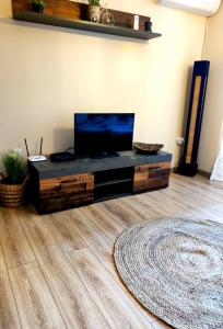 Μια τηλεόραση ή/και κέντρο ψυχαγωγίας στο vins studio