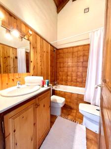 ein Badezimmer mit einem Waschbecken, einem WC und einer Badewanne in der Unterkunft Rústic Chic de Luxe 47H in Canillo