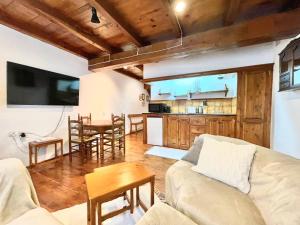 ein Wohnzimmer mit einem Sofa und einem Tisch in der Unterkunft Rústic Chic de Luxe 47H in Canillo
