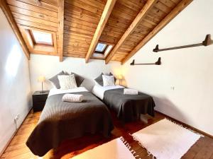 2 camas en una habitación con techos de madera en Rústic Chic de Luxe 47H, en Canillo