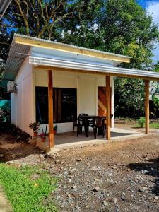 Cette petite maison dispose d'une terrasse avec une table. dans l'établissement Ballena Oasis Homes( Dep Estudio con AC), à Uvita