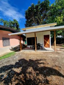 une maison dotée d'une terrasse avec une table en face dans l'établissement Ballena Oasis Homes( Dep Estudio con AC), à Uvita