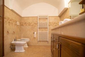 ein Bad mit einem WC und einem Waschbecken in der Unterkunft B&B Casa Maddalena in Campi Salentina