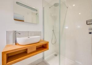 een badkamer met een wastafel en een douche bij The Corn Barn in Kersey