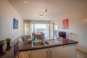 TV a/nebo společenská místnost v ubytování Blue Bay Apartments