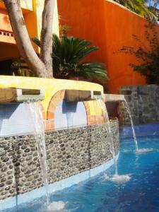 una fuente de agua en una piscina en un complejo en Quinta del Encanto, en Cruz de Huanacaxtle