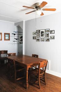 mesa de comedor con sillas y ventilador de techo en Sweet Mary home en Jamestown