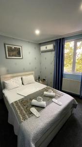 - une chambre dotée d'un lit avec deux remorques dans l'établissement Hotel Shalimar, à Tbilissi
