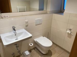 bagno con servizi igienici e lavandino di Gästehaus Linde Salching a Salching