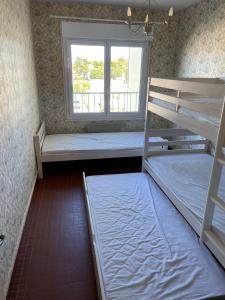 Posteľ alebo postele v izbe v ubytovaní ST JEAN DE MONTS - VUE MER - 2 Chambres
