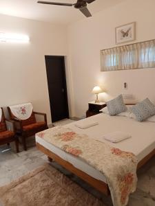 um quarto com uma cama grande e uma cadeira em Padamadan homestay em Cochin