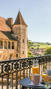 ネラックにあるLes Gîtes du château - Le loft HENRI IV - Magnifique Appartement face au châteauの- テーブル(オレンジジュース付)