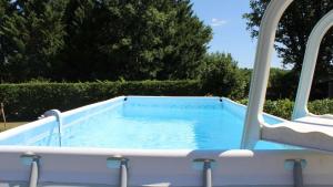 basen z łukiem wokół niego w obiekcie LA SALAMANDRE w mieście Chazelles