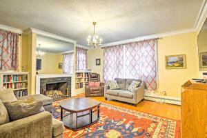 sala de estar con sofá y mesa en Charming Historic Home about 1 Mi to Dtwn Olean!, en Olean