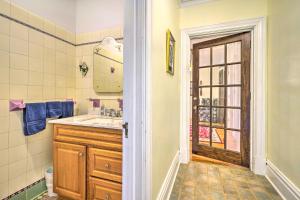 baño con lavabo, espejo y puerta en Charming Historic Home about 1 Mi to Dtwn Olean!, en Olean 26 fotos más