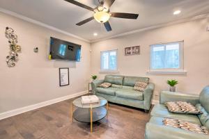 uma sala de estar com 2 sofás e uma televisão de ecrã plano em Stylish College Park Home with Private Garden! em Atlanta