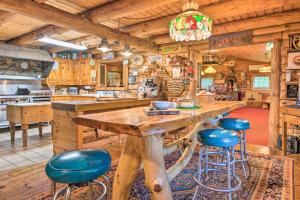 にあるPeaceful Candor Cabin Retreat with Dining Hall!のキッチン(大きな木製テーブル、スツール付)