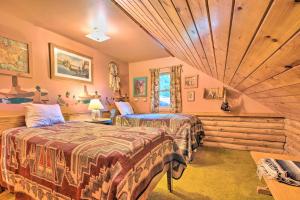 にあるPeaceful Candor Cabin Retreat with Dining Hall!のベッドルーム1室(ベッド2台付)、大きな天井が備わります。