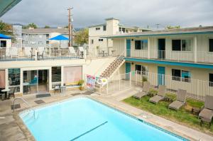 uma imagem de uma piscina num hotel em Cabrillo Inn at the Beach em Santa Bárbara