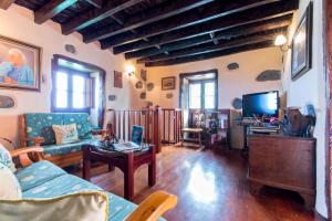 un soggiorno con un divano e una TV di Casa de Mi Abuela Maria a Frontera