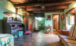 un soggiorno con divano e piano cottura di Casa de Mi Abuela Maria a Frontera